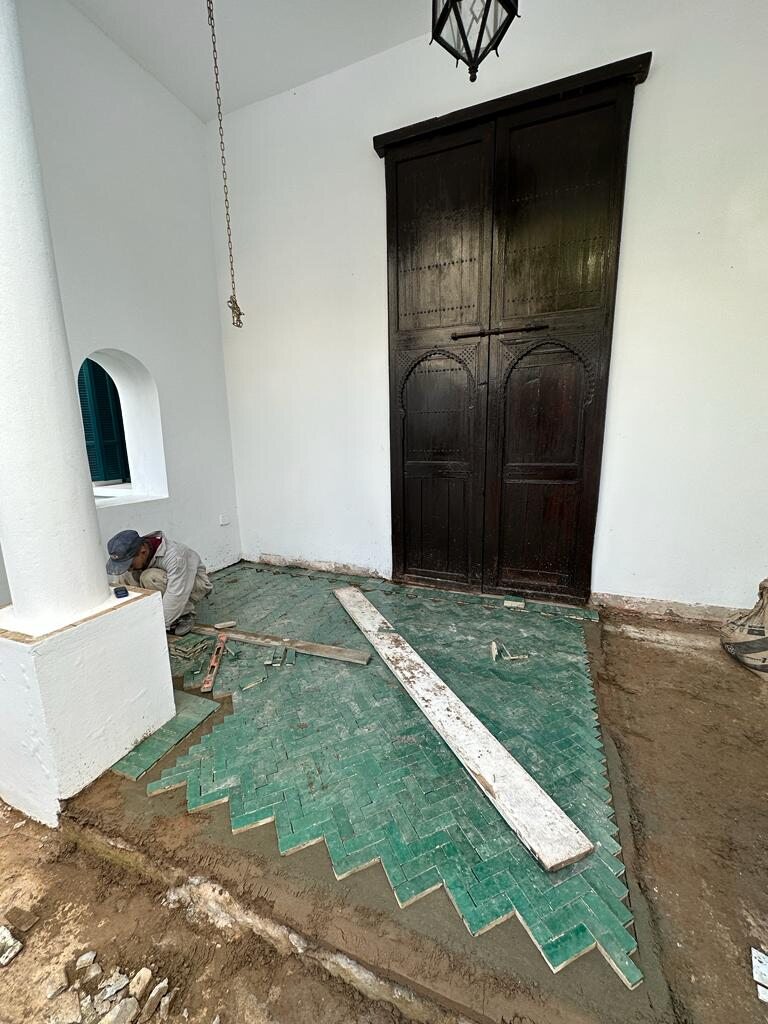 Suelo de baldosas siendo colocado durante una reforma integral de vivienda